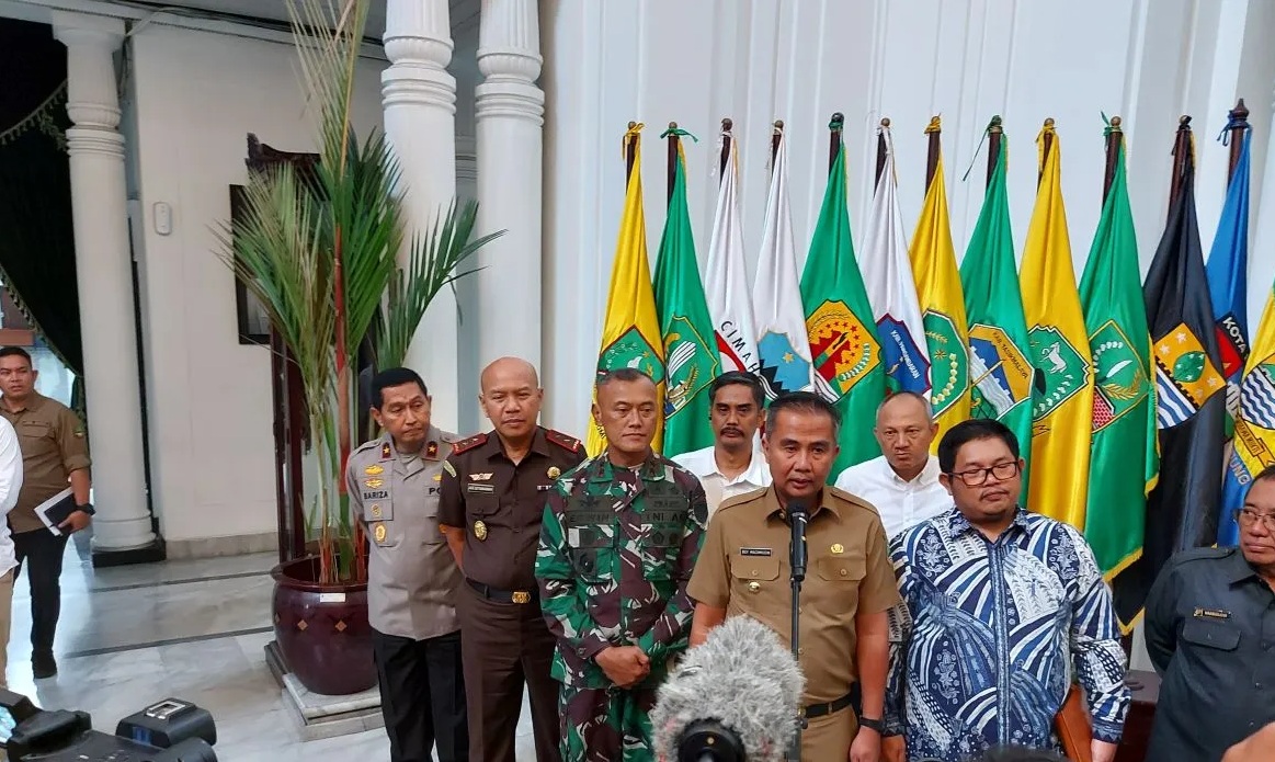 Penjabat Gubernur Jawa Barat Bey Triadi Machmudin memberikan keterangan kepada wartawan di Gedung Sate, Bandung, Senin (18/9/2023).