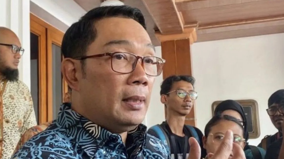 Gubernur Jawa Barat Ridwan Kamil menjawab pertanyaan media di sela kegiatannya di Kantor Kementerian Koordinator Bidang Politik, Hukum, dan Keamanan RI di Jakarta, Kamis (3/8/2023). (ANTARA)