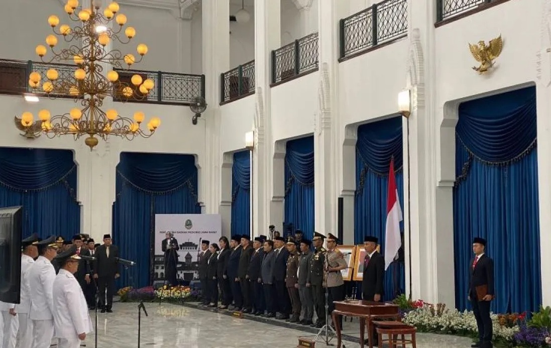 Penjabat Gubernur Jawa Barat Bey Triadi Machmudin memberikan sambutan dalam acara pelantikan enam penjabat bupati dan wali kota di Gedung Sate, Bandung, Rabu (20/9/2023). 