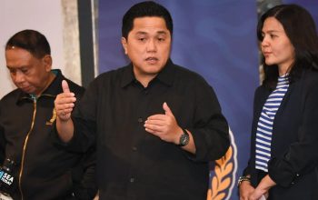Ketua Umum PSSI Erick Thohir (tengah) bersama Wakil Ketua Umum PSSI Zainudin Amali (kiri) serta Ratu Tisha Destria (kanan) memberikan keterangan kepada wartawan usai sarasehan bersama Asosiasi Provinsi (Asprov) PSSI se-Indonesia di Jakarta, Minggu (19/3/2023).