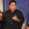 Ketua Umum PSSI Erick Thohir (tengah) bersama Wakil Ketua Umum PSSI Zainudin Amali (kiri) serta Ratu Tisha Destria (kanan) memberikan keterangan kepada wartawan usai sarasehan bersama Asosiasi Provinsi (Asprov) PSSI se-Indonesia di Jakarta, Minggu (19/3/2023).