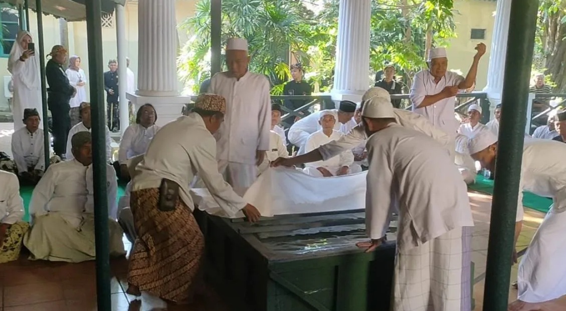 Abdi dalem Keraton Kasepuhan Cirebon melaksanakan tradisi membersihkan barang-barang peninggalan Sunan Gunung Jati di Cirebon, Jawa Barat, Jumat (22/9/2023). 