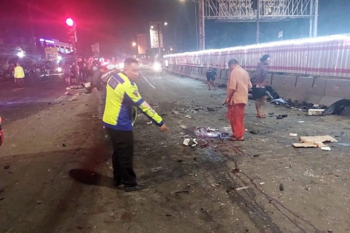Petugas kepolisian menunjukkan titik terjadinya kecelakaan di simpang Bawen, Kabupaten Semarang, Sabtu. (Humas Polda Jateng).