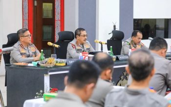 Wakapolri Komjen Pol Agus Andrianto (nomor dua dari kiri) saat memberikan pengarahan kepada seluruh personel di Mapaolda Sumut. (Humas Polda Sumut).