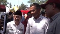 Pj Gubernur Jawa Barat, Bey Machmudin didampingi Bupati Cianjur, Herman Suherman saat menggelar pangan murah di Cianjur, Selasa (26/9/2023).(Ahmad Fikri)