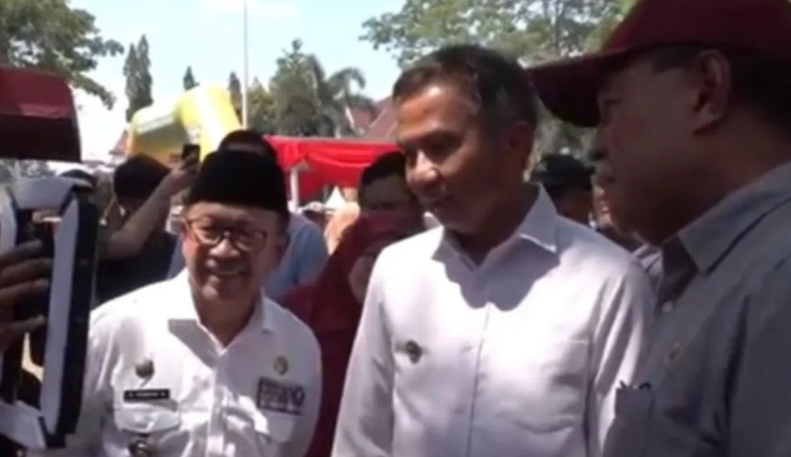 Pj Gubernur Jawa Barat, Bey Machmudin didampingi Bupati Cianjur, Herman Suherman saat menggelar pangan murah di Cianjur, Selasa (26/9/2023).(Ahmad Fikri)