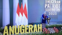 Gubernur Jawa Timur Khofifah Indar Parawansa memberikan pidato di acara "Anugerah Patriot Jawi Wetan 2023". (Biro Adpim Jatim)