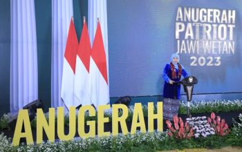 Gubernur Jawa Timur Khofifah Indar Parawansa memberikan pidato di acara "Anugerah Patriot Jawi Wetan 2023". (Biro Adpim Jatim)