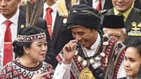 Presiden Joko Widodo (kanan) berbincang dengan Ketua DPR Puan Maharani seusai mengikuti Sidang Tahunan MPR dan Sidang Bersama DPR-DPD Tahun 2023 di Gedung Nusantara, Kompleks Parlemen, Senayan, Jakarta, Rabu (16/8/2023). (Galih Pradipta/aww)