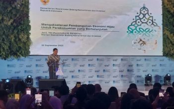 Menteri Koordinator Bidang Kemaritiman dan Investasi Luhut Binsar Pandjaitan saat menjadi pembicara kunci dalam diskusi "Green Industries for Green Economy" yang diselenggarakan di Jakarta, Selasa (26/9/2023). ANTARA/Adimas Raditya.