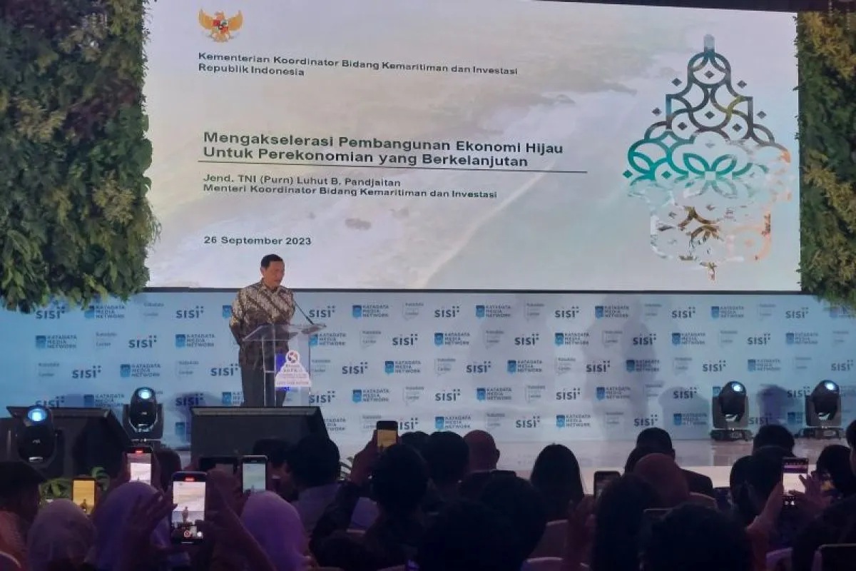 Menteri Koordinator Bidang Kemaritiman dan Investasi Luhut Binsar Pandjaitan saat menjadi pembicara kunci dalam diskusi "Green Industries for Green Economy" yang diselenggarakan di Jakarta, Selasa (26/9/2023). ANTARA/Adimas Raditya.