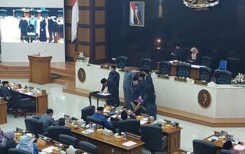 Penjabat Gubernur Jawa Barat Bey Triadi Machmudin bersama lima pimpinan DPRD Jawa Barat menandatangani kesepakatan Raperda APBDP Jawa Barat tahun anggaran 2023 pada rapat paripurna di Gedung DPRD Jawa Barat, Bandung, Rabu (26/9/2023) malam. (Ricky Prayoga)