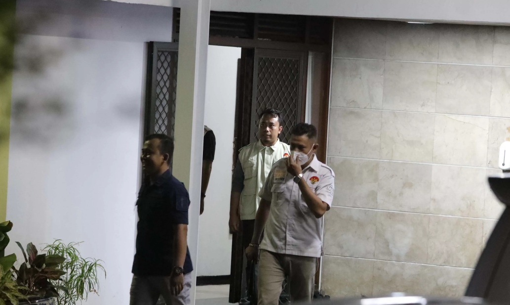 Penyidik Komisi Pemberantasan Korupsi (KPK) melakukan penggeledahan di rumah dinas Menteri Pertanian Syahrul Yasin Limpo di perumahan Widya Chandra, Jakarta. (FEDRIK TARIGAN/ JAWA POS)