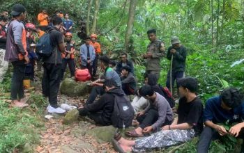 Wisatawan-di-curug-kembar-tersesat