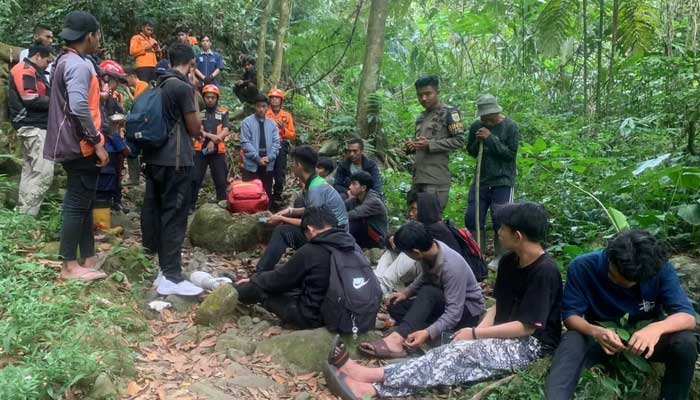 Wisatawan-di-curug-kembar-tersesat