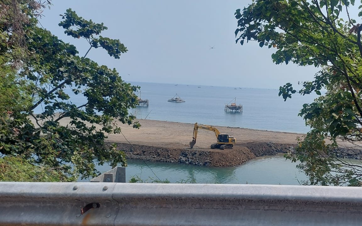 - Pemerintah Kabupaten (Pemkab) Sukabumi memastikan bahwa izin Persetujuan Bangunan Gedung (PBG) pembangunan Dermaga Terminal Khusus (Tersus) Kapal untuk sandar perahu pertambangan Batu Andesit belum keluar.