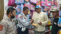 DIPROTES : Salah seorang petugas Dishub Kabupaten Sukabumi, saat memberikan kwitansi sewa lahan parkir kepada salah seorang pemilik toko di Pasar Terminal Cibadak, pada beberapa waktu lalu.
