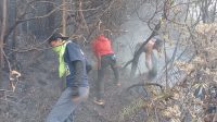 PENDINGINAN : Sejumlah relawan dan petugas pada saat melakukan pendinginan akibat kebakaran yang terjadi di lahan sabana alun-alun Suryakencana, (foto : Humas TNGGP)