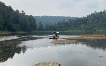 MENURUN : Salah seorang wisatawan saat menikmati keindahan panorama alam di Situ Gunung, Kecamatan Kadudampit, Kabupaten Sukabumi. 