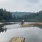 MENURUN : Salah seorang wisatawan saat menikmati keindahan panorama alam di Situ Gunung, Kecamatan Kadudampit, Kabupaten Sukabumi. 