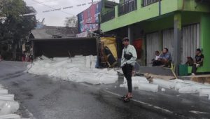 Truk Pengangkut Es Balok Terguling di Jampangkulon Usai Hamtam Rumah