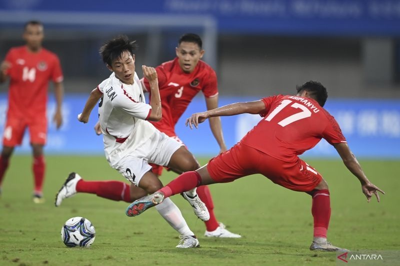 Pesepak bola Timnas U-24 Indonesia Syahrian Abimanyu (kanan) menghadang pesepak bola Korea Utara Hwang Chanjun pada babak Grup F Asian Games 2022 di Zhejiang Normal University Stadium, Jinhua, China, Minggu (24/9/2023). Indonesia kalah dengan skor 0-1.  (Hafidz Mubarak A/nz)