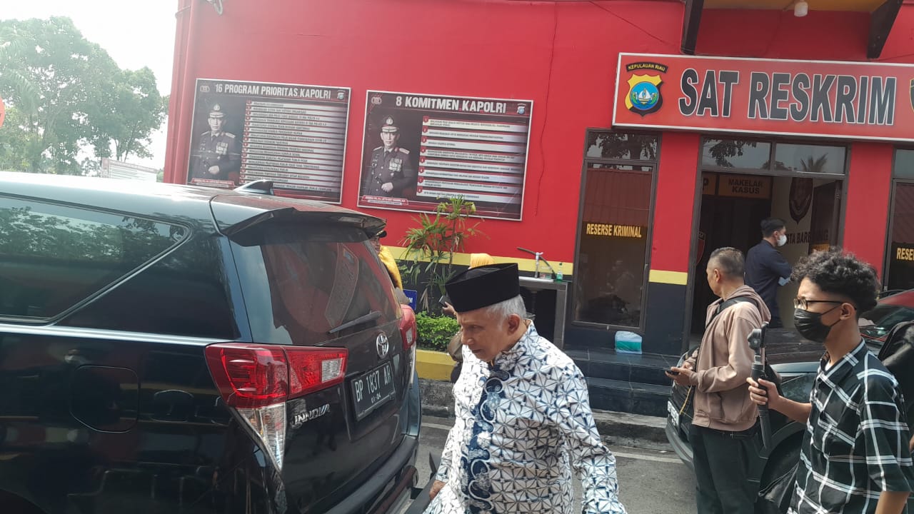 Ketua Majelis Syura Amien Rais dan Ketua Umum Partai Ummat Ridho Rahmadi hari ini mengunjungi kantor polisi Rempang untuk menjadi penjamin kebebasan para tahanan yang ditangkap polisi