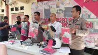 MENUJUKAN : Kapolres Sukabumi AKBP Maruly Pardede saat menunjukan barang bukti kasus pencurian. (FOTO : NANDI/ RADARSUKABUMI)