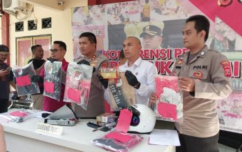 MENUJUKAN : Kapolres Sukabumi AKBP Maruly Pardede saat menunjukan barang bukti kasus pencurian. (FOTO : NANDI/ RADARSUKABUMI)