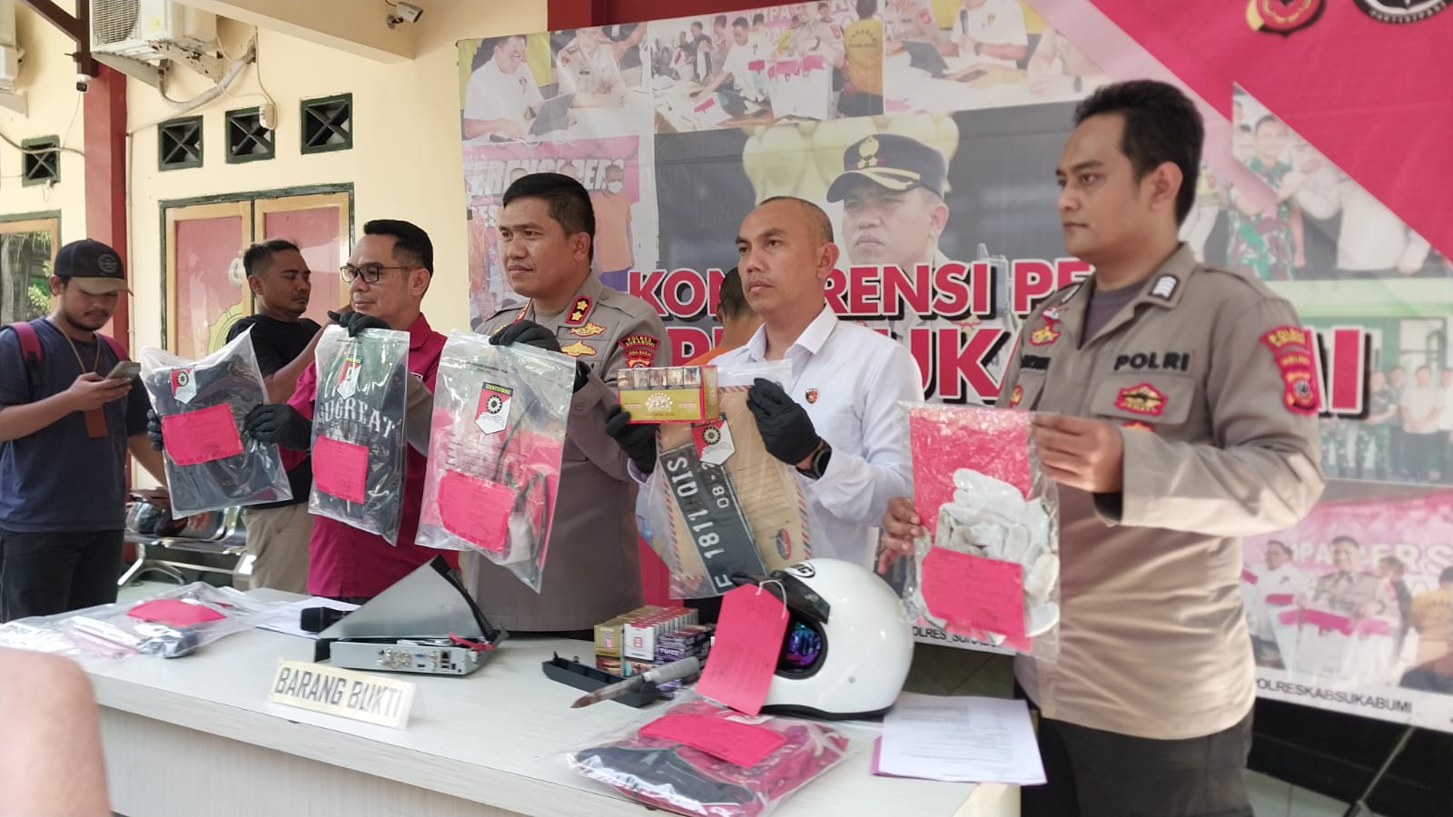 MENUJUKAN : Kapolres Sukabumi AKBP Maruly Pardede saat menunjukan barang bukti kasus pencurian. (FOTO : NANDI/ RADARSUKABUMI)