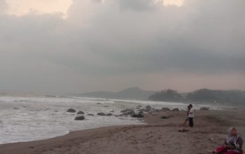 PENCARIAN : Sejumlah petugas gabungan pada saat melakukan pencarian terhadap satu santri habib bahar yang dikabarkan tenggelam di pantai Palabuhanratu. 