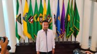 Penjabat Gubernur Jawa Barat Bey Triadi Machmudin memberikan keterangan di Gedung Sate Bandung, Senin (9/10/2023). (Ricky Prayoga)