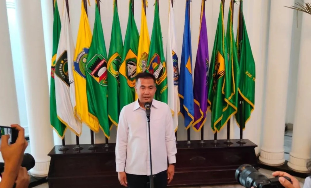 Penjabat Gubernur Jawa Barat Bey Triadi Machmudin memberikan keterangan di Gedung Sate Bandung, Senin (9/10/2023). (Ricky Prayoga)
