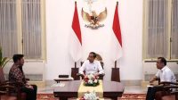 Presiden Joko Widodo (tengah) didampingi Mensesneg Pratikno (kanan) menerima mantan Menteri Pertanian Syahrul Yasin Limpo di Istana Merdeka, Jakarta, Minggu (8/10/2023). 