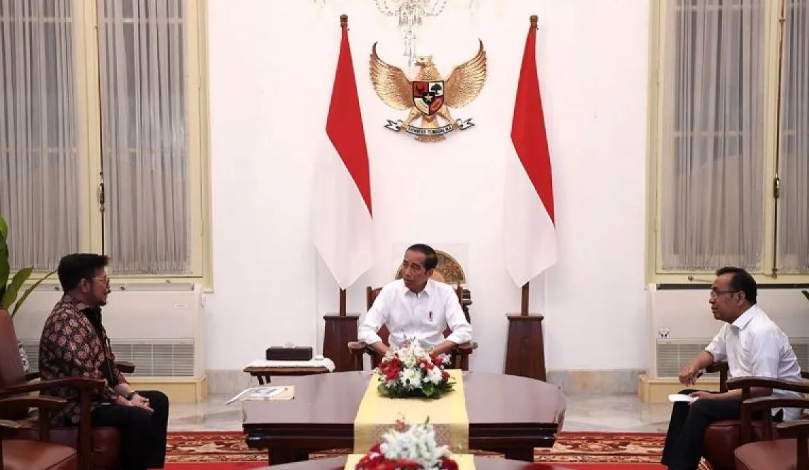 Presiden Joko Widodo (tengah) didampingi Mensesneg Pratikno (kanan) menerima mantan Menteri Pertanian Syahrul Yasin Limpo di Istana Merdeka, Jakarta, Minggu (8/10/2023). 