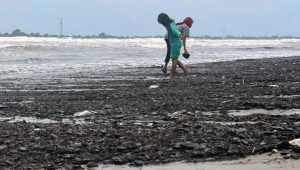 Tumpahan Batubara Kembali Cemari Pantai Aceh