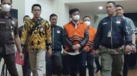 Mantan Menteri Pertanian, Syahrul Yasin Limpo, dan Direktur Alsintan Kementan, Muhammad Hatta, digiring petugas dengan mengenakan rompi oranye khas tahanan KPK, Jumat malam