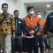Mantan Menteri Pertanian, Syahrul Yasin Limpo, dan Direktur Alsintan Kementan, Muhammad Hatta, digiring petugas dengan mengenakan rompi oranye khas tahanan KPK, Jumat malam