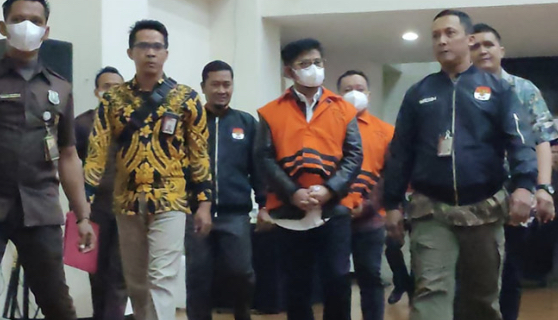 Mantan Menteri Pertanian, Syahrul Yasin Limpo, dan Direktur Alsintan Kementan, Muhammad Hatta, digiring petugas dengan mengenakan rompi oranye khas tahanan KPK, Jumat malam