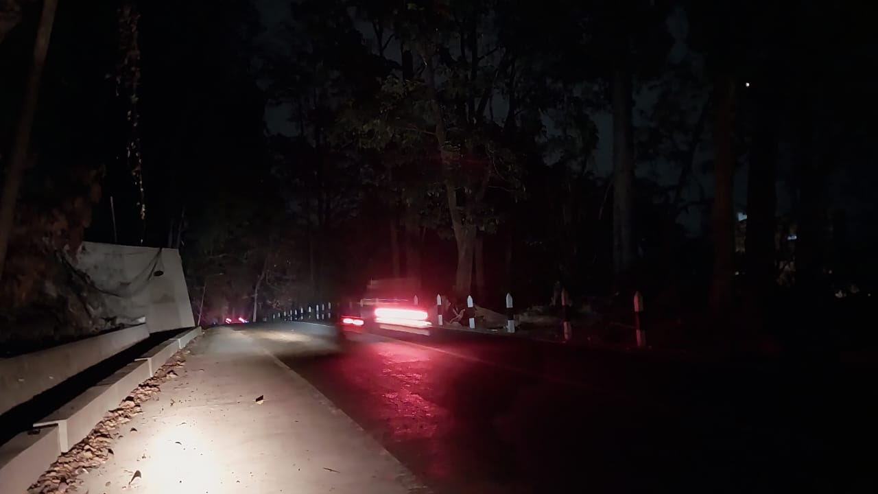 GELAP GULITA  : Suasana jalan tanjakan cagar alam Sukawayana, Desa/ Kecamatan Cikakak, Kabupaten Sukabumi gelap.(FOTO : NANDI/ RADARSUKABUMI)