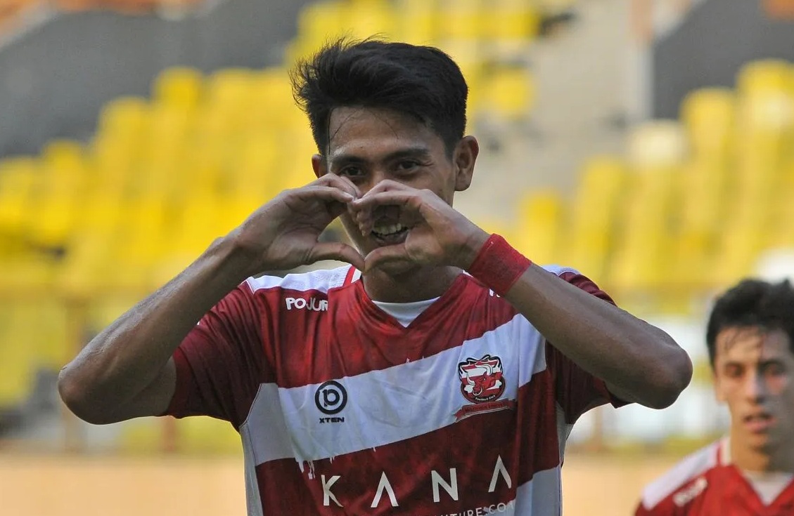 Pesepak bola Madura United Fc Malik Risaldi melakukan selebrasi usai mencetak gol ke gawang Persikabo 1973 pada lanjutan Liga 1 di Stadion Wibawa Mukti, Cikarang, Kabupaten Bekasi, Jawa Barat, Sabtu (19/8/2023). (Fakhri Hermansyah)