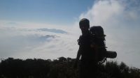 Gunung yang terletak di Kabupaten Garut, Provinsi Jawa Barat ini tak hanya menampilkan panorama alam memikat. Namun juga menyimpan sejarah dan misteri yang menarik untuk kita telusuri.