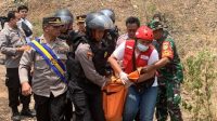Tim gabungan temukan jasad korban atas nama Kosim (65) warga Kecamatan Cilaku, Kabupaten Cianjur, Jawa Barat, hangus terbakar di padang rumput di lokasi galian pasir, Senin (9/10/2023).(Ahmad Fikri)