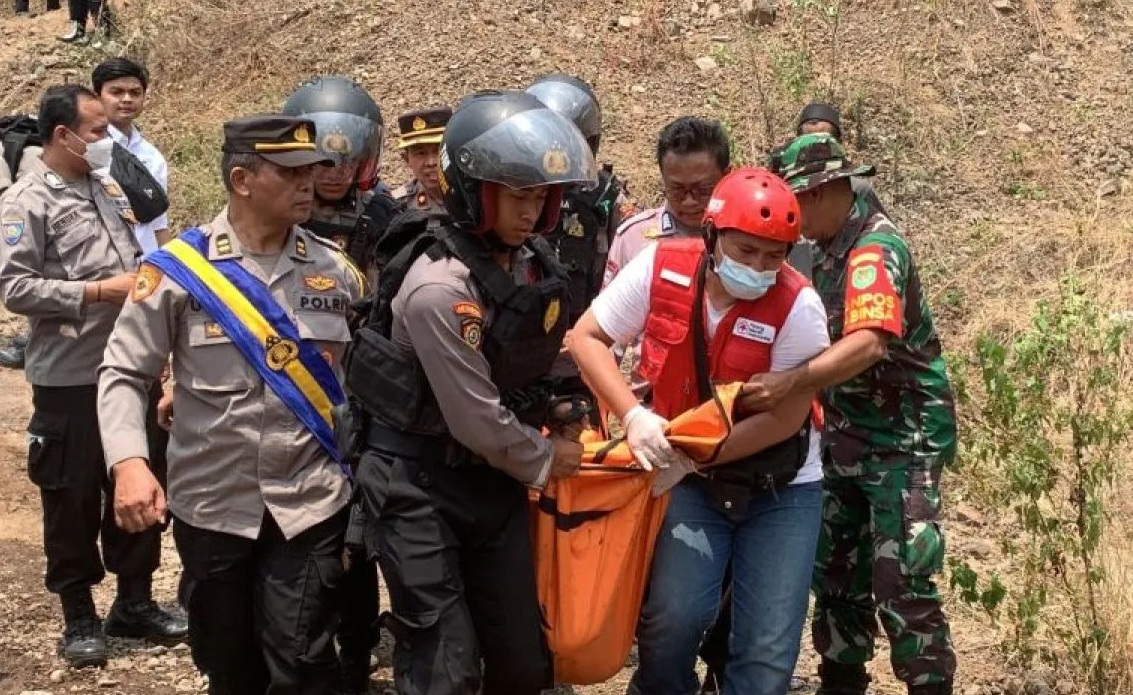 Tim gabungan temukan jasad korban atas nama Kosim (65) warga Kecamatan Cilaku, Kabupaten Cianjur, Jawa Barat, hangus terbakar di padang rumput di lokasi galian pasir, Senin (9/10/2023).(Ahmad Fikri)