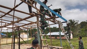 Satgas Yonif 310 Sukabumi Bantu Warga Dirikan Aula Kampung di Perbatasan PAPUA