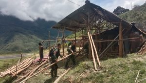 Satgas Yonif 310 Sukabumi Bantu Bangun Rumah Tokoh Agama di Perbatasan Papua