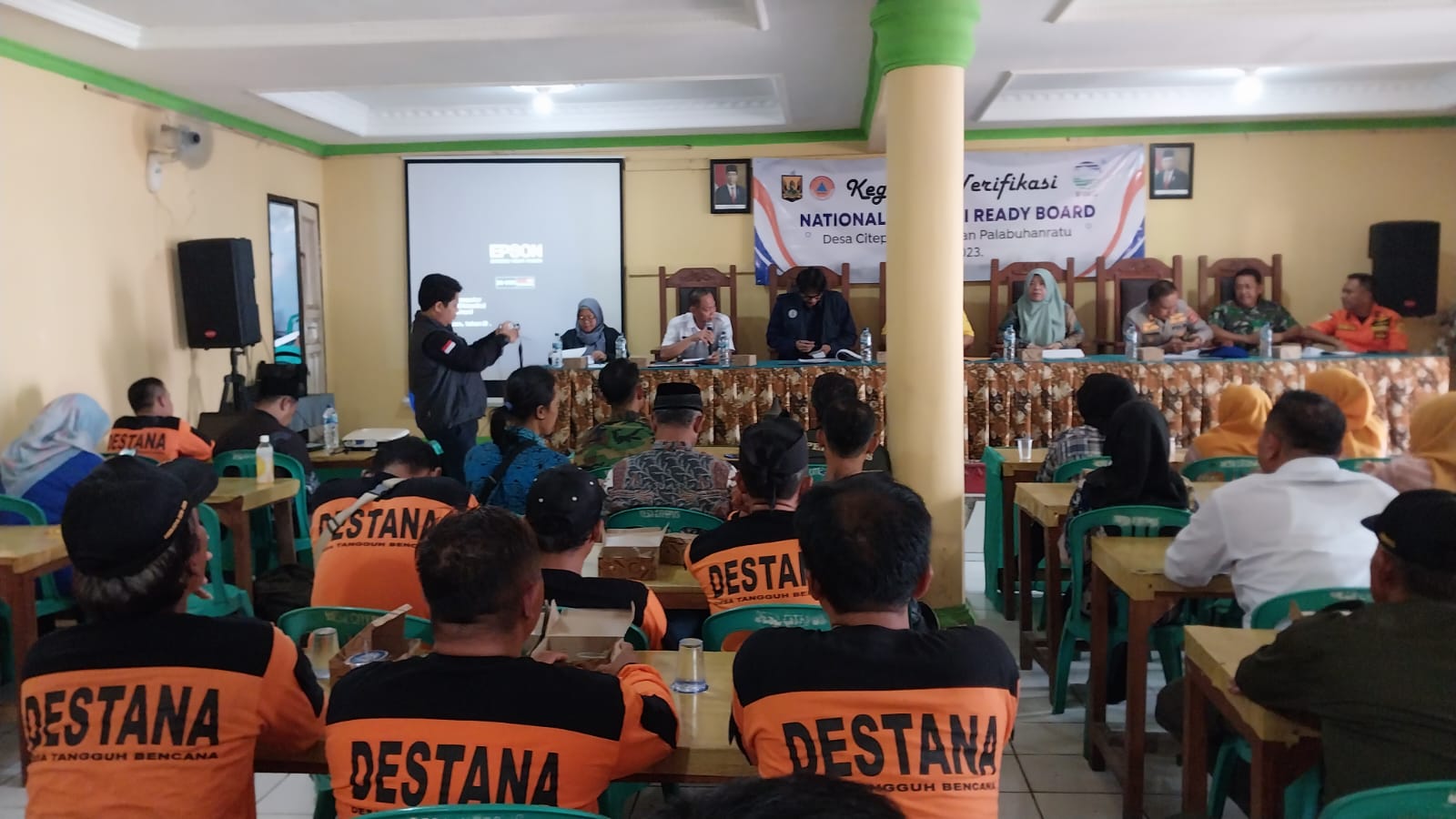 Tim verifikasi saat memberikan arahan pada perwakilan masyarakat desa Citepus dan Cikakak, Kabupaten Sukabumi. (FOTO : NANDI/ RADARSUKABUMI)