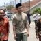 Ketua Umum DPP Partai Solidaritas Indonesia (PSI) Kaesang Pangarep (tengah) dan Sekretaris Jenderal PSI Raja Juli Antoni (kiri) berjalan menuju masjid saat bersilaturahmi ke Pondok Pesantren Darul Arqam Muhammadiyah di Kota Garut, Jawa Barat, Senin (9/10/2023). (Genta Tenri Mawangi)