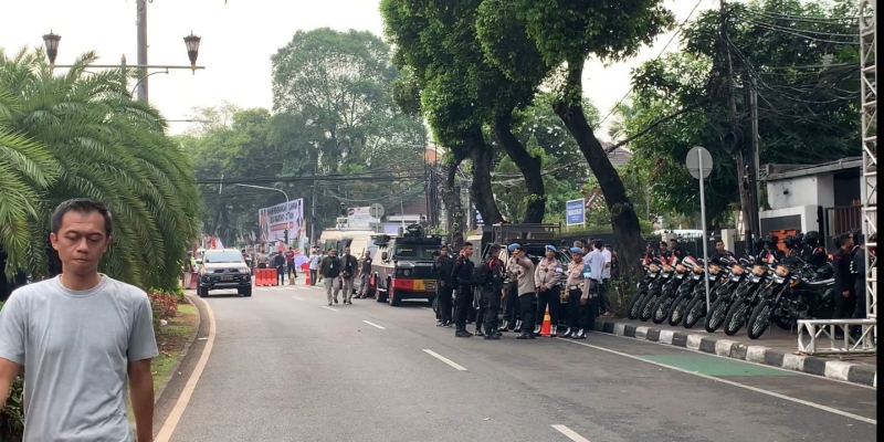 Kendaraan taktis disiagakan di Gedung KPU RI jelang pendaftaran Prabowo-Gibran