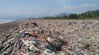 LAUTAN SAMPAH : Kondisi tumpukan sampah yang terjadi di di Pantai Cibutun Desa Sangrawayang dan Pantai Cibuntu Desa Loji Kecamatan Simpenan.(foto : Nandi Radar Sukabumi)